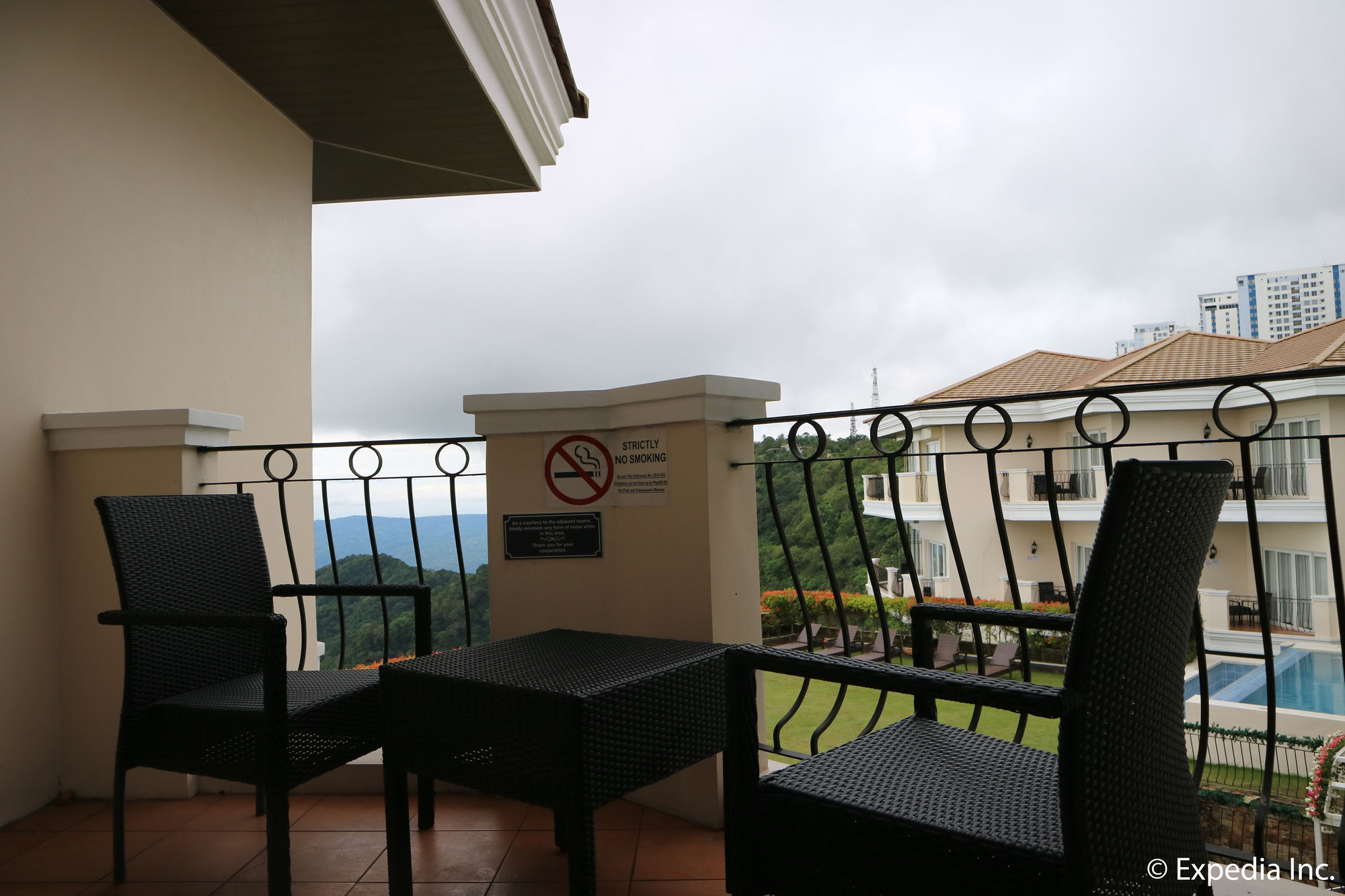 Hotel The Tagaytay 4*